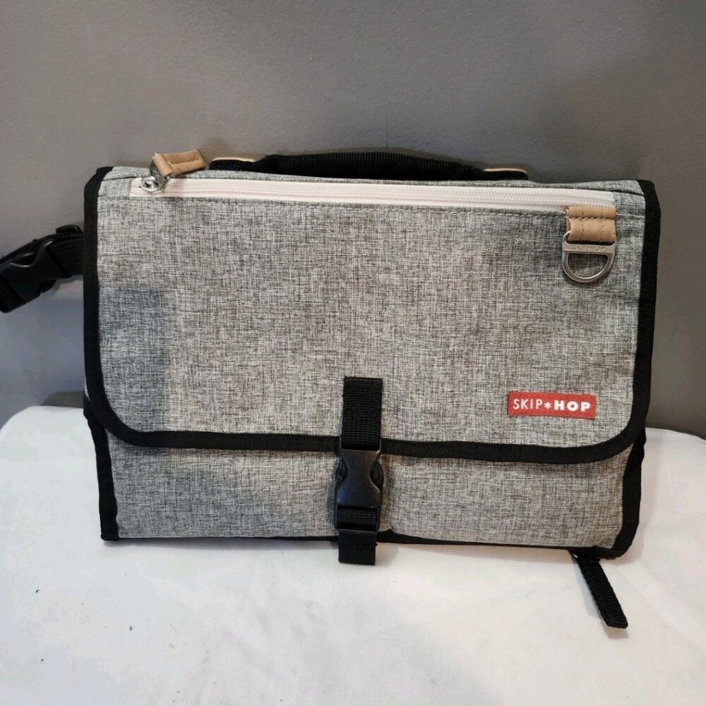 Skip Hop Pronto Portable Diaper Changing Station/ Diaper & Wipes Tote Clutch
